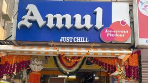 Amul Franchise: अमूल फ्रेंचाइजी खोलकर हर महीने हो सकती है ₹1 लाख  की कमाई, ये है पूरा प्रोसेस