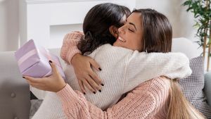 Mother's Day 2025 Gifts: मदर्स डे पर मां को दें पोस्ट ऑफिस स्कीम का गिफ्ट, फटाफट चेक करें ये लिस्ट