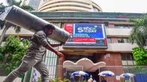 Stock Market में लौटी बहार! सेंसेक्स करीब 900 पॉइंट्स उछला, निफ्टी के 50 में से 49 शेयर दौड़े, क्या है वजह?
