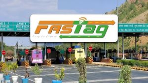 FASTag Annual Pass: 15 अगस्त से बदल जाएगा टोल भुगतान का तरीका, जानें पूरी डिटेल