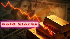 Gold Stocks: त्योहारी सीजन के बावजूद Titan, Kalyan Jewellers समेत इन शेयरों में भारी गिरावट - जानें वजह