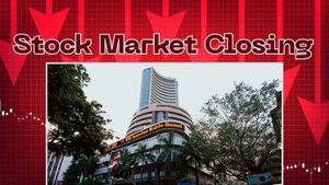 Stock Market Closing Today, 26 Aug : ट्रम्प टैरिफ का असर? सेंसेक्स 850 अंक टूटकर बंद - निफ्टी 24750 के नीचे