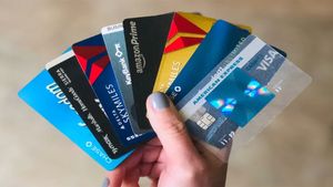 आपके पास हैं ये 3 Credit Cards? फेस्टिव सीजन में लैपटॉप; मोबाइल से लेकर ग्रॉसरी की खरीद पर मिल रहा बंपर छूट