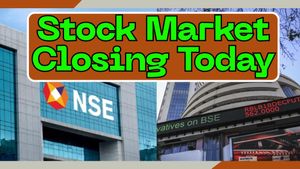 Stock Market Closing: यूएस फेड नतीजों से पहले शेयर बाज़ार बम-बम! SENSEX 595 अंक चढ़ा - NIFTY 25200 के ऊपर बंद
