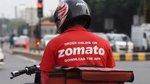 फेस्टिव सीज़न के बीच ऑनलाइन खाना मंगाना पड़ सकता है महंगा! Zomato ने ऑर्डर पर इतना बढ़ाया प्लेटफॉर्म शुल्क