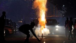 Car Insurance Claim: दिवाली पर पटाखों से आपकी भी कार में आग लग गई? जानें इंश्योरेंस का क्लेम मिलेगा या नहीं