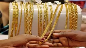 Dubai Gold Rate Today: सोने के दामों में उछाल, दुबई में 18K और 24K गोल्ड हुआ महंगा, जानें नई कीमतें