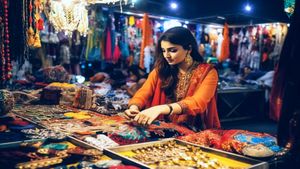 Gold Rate Today: छठ के बीच सोने का भाव फिर बढ़ा, अचानक आज इतना महंगा हुआ 24K और 22K गोल्ड - जानें ताजा रेट