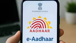 Aadhaar Card Update Online: घर बैठे आसानी से ऑनलाइन बदल सकते हैं नाम, मोबाइल नंबर? जानें फुल डिटेल