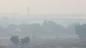 Aaj Ka Mausam: पहाड़ों पर बर्फबारी से बढ़ने लगी ठंड! जानें दिल्ली-NCR समेत देशभर में मौसम का हाल