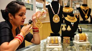 Gold Rate Today: सोने के भाव में गिरावट, झटके में आज इतना सस्ता हुआ 24K, 22K और 18K 10 ग्राम गोल्ड रेट