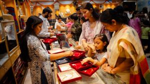 Gold Price Today, 8 Nov: सोने की चमक लगातार पड़ रही फीकी, जानें शनिवार को आपके शहर में गोल्ड रेट घटा या बढ़ा