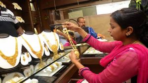Gold Price Today; 27 Nov: सोने का भाव लुढ़का लेकिन चांदी चमकी, जानें दिल्ली से मुंबई तक 10g गोल्ड की नई कीमत