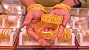 Gold Rate Today: आज फिर सोने-चांदी की कीमतों में गिरावट, खरीदारी से पहले जानें 24k और 22k सोने गोल्ड रेट