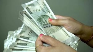 Money Rule Change: 1 नवंबर से बदल गए आधार, पेंशन, पैसों के लेनदेन और बैंक से जुड़े समेत ये नियम - DETAIL