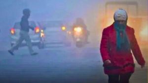 Aaj Ka Mausam: दिल्ली-NCR में कड़ाके की ठंड, कश्मीर में सीजन की पहली बर्फबारी, इन इलाकों में बढ़ी शीतलहर