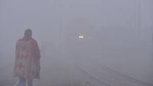 Aaj Ka Mausam: पहाड़ों पर हिमपात से बढ़ी हाड़ कंपाने वाली ठंड, दिल्ली सहित इन राज्यों में घने कोहरे की चेतावनी