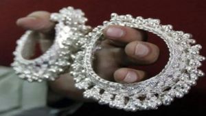 Silver Rate Today: दिसंबर के पहले दिन ही चांदी की कीमतों में जबरदस्त उछाल, क्या है आपके शहर का ताजा भाव 