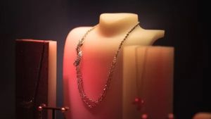 Silver Rate Today: भारत में चांदी 4000 रुपये फिसली, NVIDIA को दी मात, सोने के बाद दूसरी सबसे मूल्यवान संपत्ति