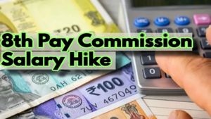 8th Pay Commission में लेवल 1 से 18 तक में कितनी बढ़ेगी सैलरी? कौन से फिटमेंट फैक्टर में ज्यादा फायदा