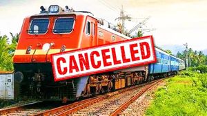  Train Cancelled: UP-बिहार रूट पर घने कोहरे का असर, 1 दिसंबर से कई ट्रेनें रद्द - देखें फुल लिस्ट