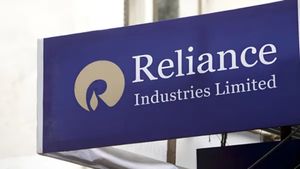 Reliance share:रिकॉर्ड हाई के बाद क्यों गिरे रिलायंस के शेयर, US-Venezuela तनाव से फायदा? ब्रोकरेज की राय