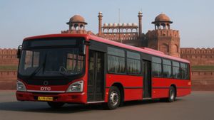 Pink Saheli Card: दिल्ली के लिए बड़ी राहत! पिंक सहेली कार्ड से महिलाएं कैसे बचा सकती है हजारों रुपये सालाना?