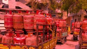 LPG Cylinder Price Today: दिल्ली से लेकर मुंबई तक LPG के नए दाम, किस राज्य में सबसे ज्यादा महंगा? 