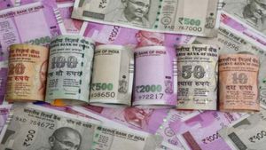 Rupee: रुपया टूटा, जेब पर वार! डॉलर के सामने 95 पार, जानिए कैसे बढ़ेगा आपका खर्च