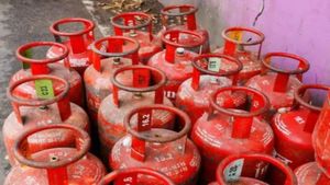 LPG Price Hike: होली से पहले लगा महंगाई का झटका, लगातार तीसरे महीने बढ़े कमर्शियल सिलेंडर के दाम, जानें नए रेट