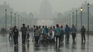 Aaj Ka Mausam: दिल्ली-NCR में फिर बदला मौसम का हाल, जानें आज किन राज्यों में तूफानी बारिश का अलर्ट!