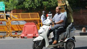 Delhi New Traffic Rules: वाहन मालिकों के लिए अलर्ट! 45 दिन में चालान नहीं भरा तो लाइसेंस भी हो सकता है सस्पेंड
