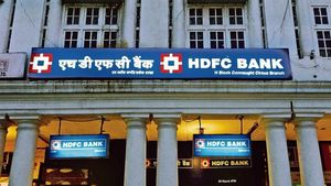HDFC Bank Share: एचडीएफसी बैंक के शेयरों में बड़ी गिरावट! 45 करोड़ रुपये की जांच से निवेशकों में हड़कंप