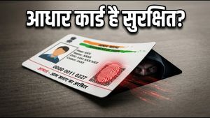आधार कार्ड से खाली हो सकता है बैंक खाता! ठगों से बचने के लिए तुरंत करें ये काम