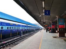 ട്രെയിന്‍ ടിക്കറ്റിന് നേരിട്ട് പണം വേണ്ട 