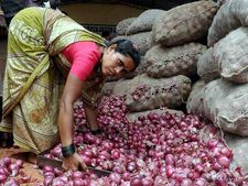 വീട്ടമ്മമാരെ കരയിക്കാൻ ഉള്ളി വില വീണ്ടും റോക്കറ്റിലേറി!!!