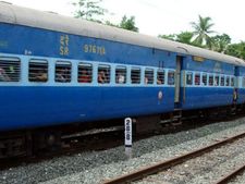 ട്രെയിൻ ടിക്കറ്റ് ബുക്ക് ചെയ്യാൻ കാർഡുകൾക്ക് വിലക്ക്; നിങ്ങളുടെ കാർഡ് ഏത് ബാങ്കിന്റേതാണ്??