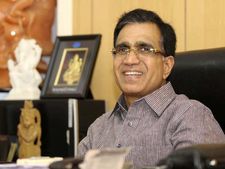 കല്യാൺ ജൂവലേഴ്സ് മുഖ്യമന്ത്രിയുടെ ദുരിതാശ്വാസ നിധിയിലേയ്ക്ക് ഒരു കോടി രൂപ നൽകും