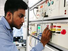 ജോലിയില്ലാത്ത യുവാക്കൾക്കായി പ്രധാൻ മന്ത്രി കൗശൽ വികാസ് യോജന; നേട്ടത്തിനായി രജിസ്റ്റർ ചെയ്യ�