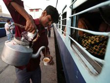 ട്രെയിനിലെ ചായക്കും കാപ്പിക്കും വില കൂട്ടാൻ ഐ ആർ സി ടി സി തീരുമാനം