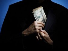 ചതിക്കുഴികളൊരുക്കി ഓൺലൈൻ തട്ടിപ്പുകാർ; പണം നഷ്ടമാകാതിരിക്കാനായി അറിയൂ ഇക്കാര്യങ്ങൾ