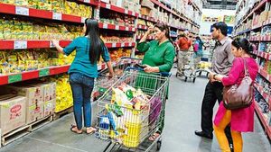 കൊവിഡ് ആഘാതം കുറയുന്നു: ചെറിയ പട്ടണങ്ങൾ സാധാരണ നിലയിലേയ്ക്ക്, നഗരങ്ങൾ പാടുപെടുന്നു