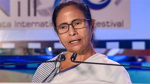 ബംഗാളില്‍ മമത ബാനര്‍ജിയുടെ സുപ്രധാന തീരുമാനം; പെട്രോളിനും ഡീസലിനും വില കുറച്ചു