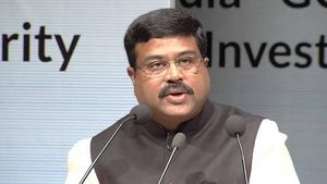 ഇന്ധന വില കൂടുന്നത് കാരണം അതാണ്, കാരണം കണ്ടെത്തി കേന്ദ്ര മന്ത്രി, വില കുറയാന്‍ ആ മാര്‍ഗം