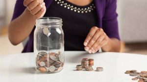 40-ാം  വയസിലും 'ഓട്ട കൈ' ആണോ? വൈകിയില്ല; 15 വർഷം കൊണ്ട് ലക്ഷങ്ങൾ സമ്പാദിക്കാൻ ഇതാ വഴി