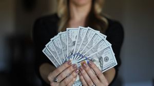 87 രൂപ വീതം നിക്ഷേപിച്ച് 11 ലക്ഷം നേടാം; സ്ത്രീകൾക്കായി എൽഐസി ആധാർ ശില പ്ലാൻ