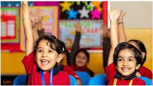 പെൺകുട്ടിയാണോ? പഠന സഹായം സർക്കാർ നൽകും... പദ്ധതികൾ നിരവധിയാണ്