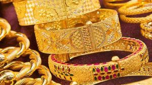 ന്റെ പൊന്നേ, താഴേക്ക് വരാമോ..? വീണ്ടും കൂടി സ്വർണ്ണ വില, 2024ലും ആശ്വാസത്തിന് വകയില്ല