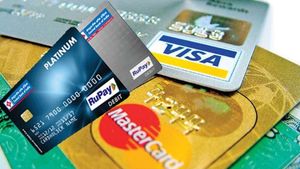 പണം പോകുന്ന വഴിയറിയുന്നില്ലേ? കാർഡ് ഇടപാടുകൾ നടത്തുമ്പോൾ ഇക്കാര്യങ്ങൾകൂടി ശ്രദ്ധിക്കാം