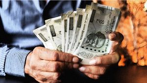 Aadhaar Card Loan: ആധാർ കാർഡ് ഉണ്ടോ..?, ലക്ഷങ്ങൾ ലോൺ ലഭിക്കും, അതും വളരെ എളുപ്പത്തിൽ 